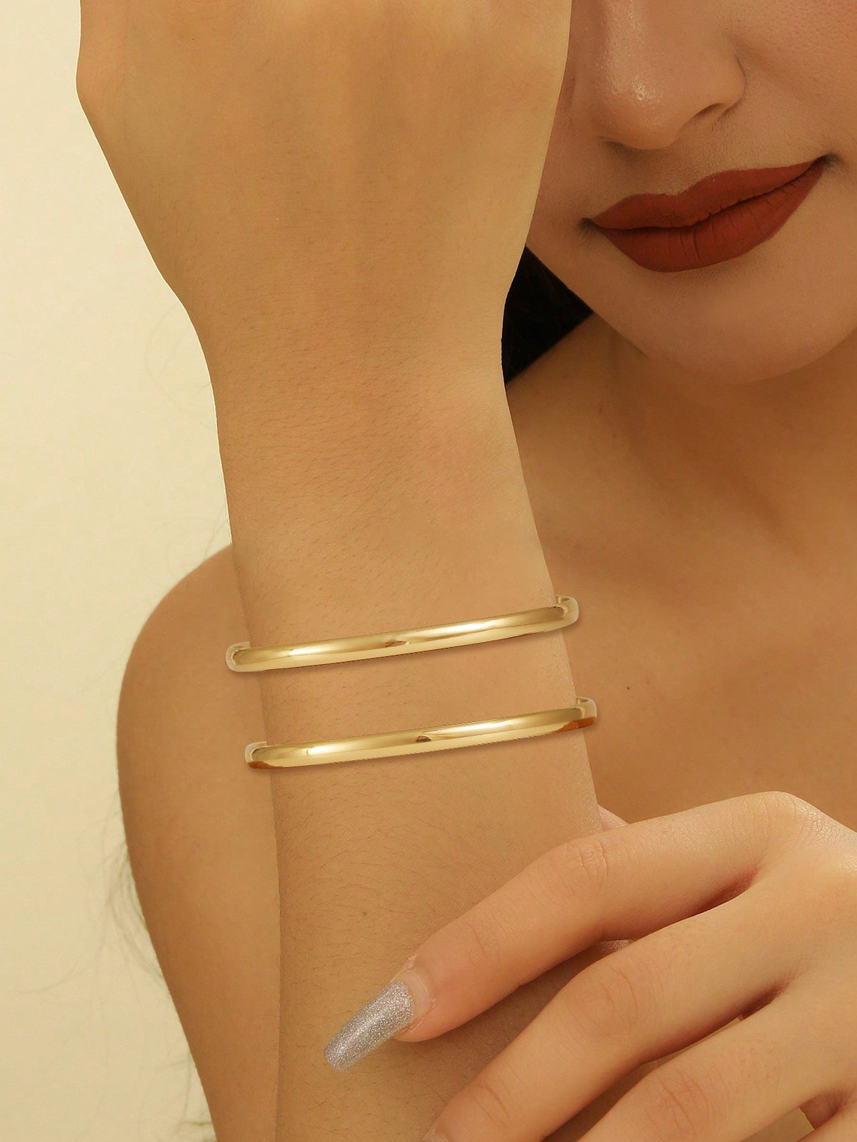 Ladies' bangle with elegant curved design