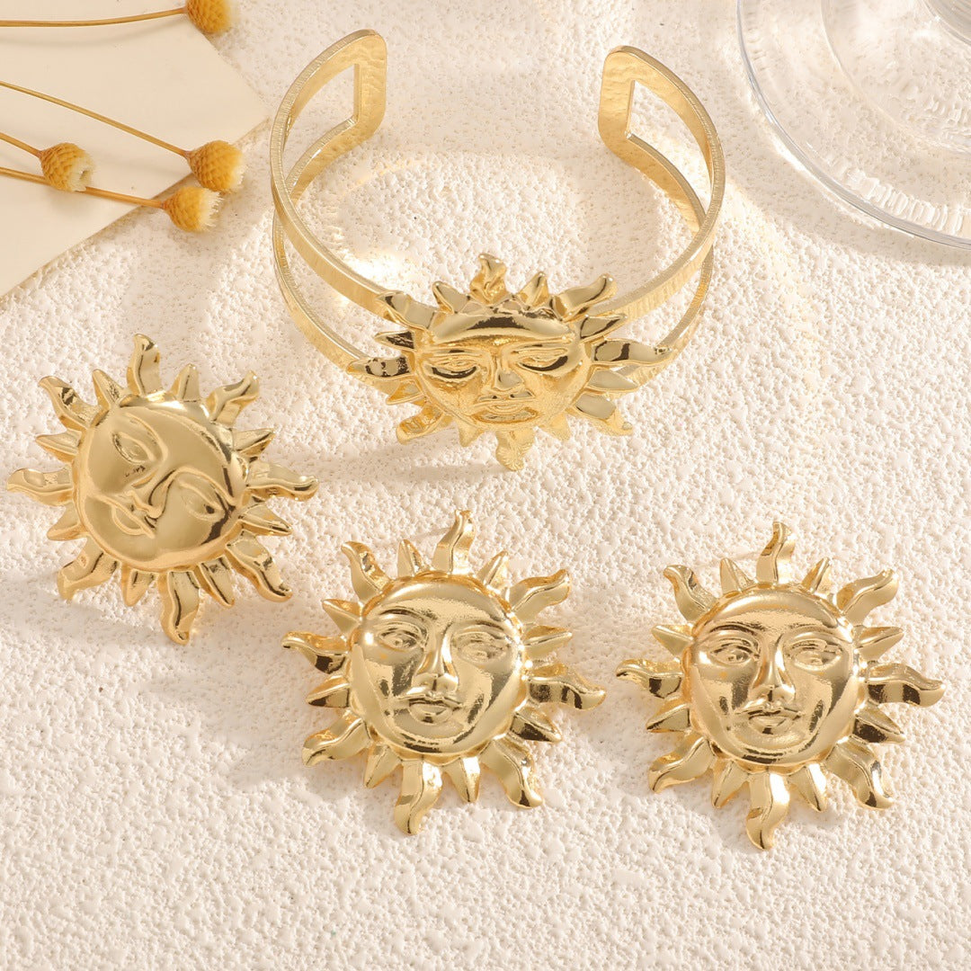 Women's bracelet with elaborate sun design