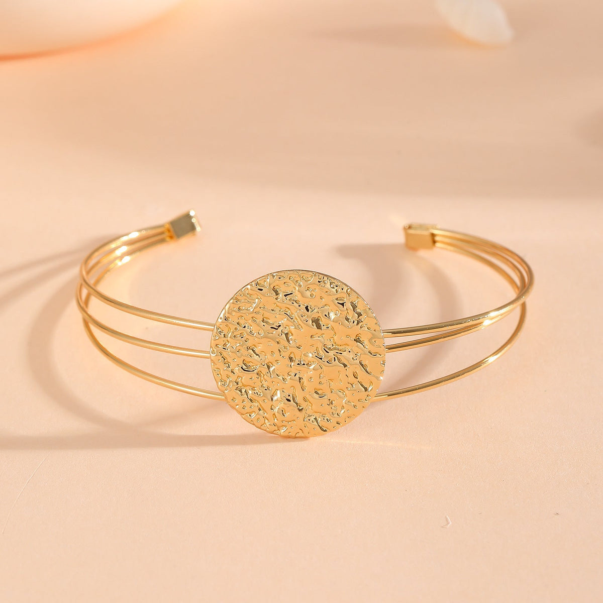 Women's bracelet with intricate bow design