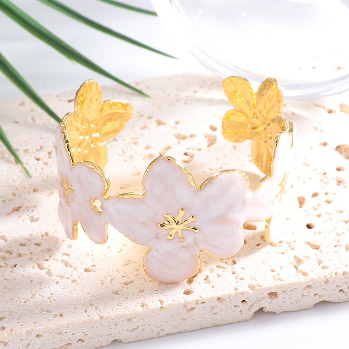 Ladies' bangle with floral motifs