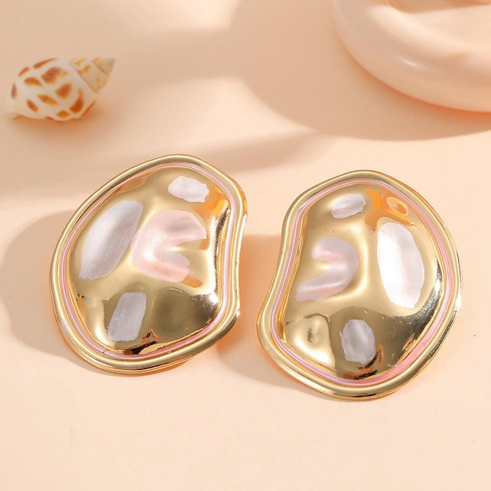 Ladies Hanging Earrings in a modern, organic design