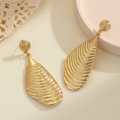 Ladies Elegant Earrings made of high-quality, textured metal