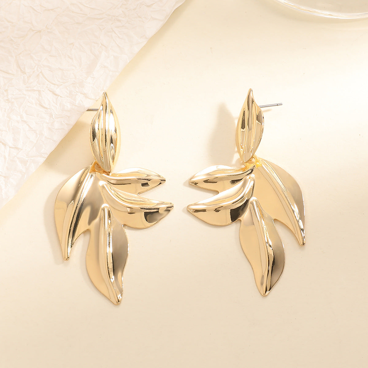 Women’s earrings with elegant leaf design