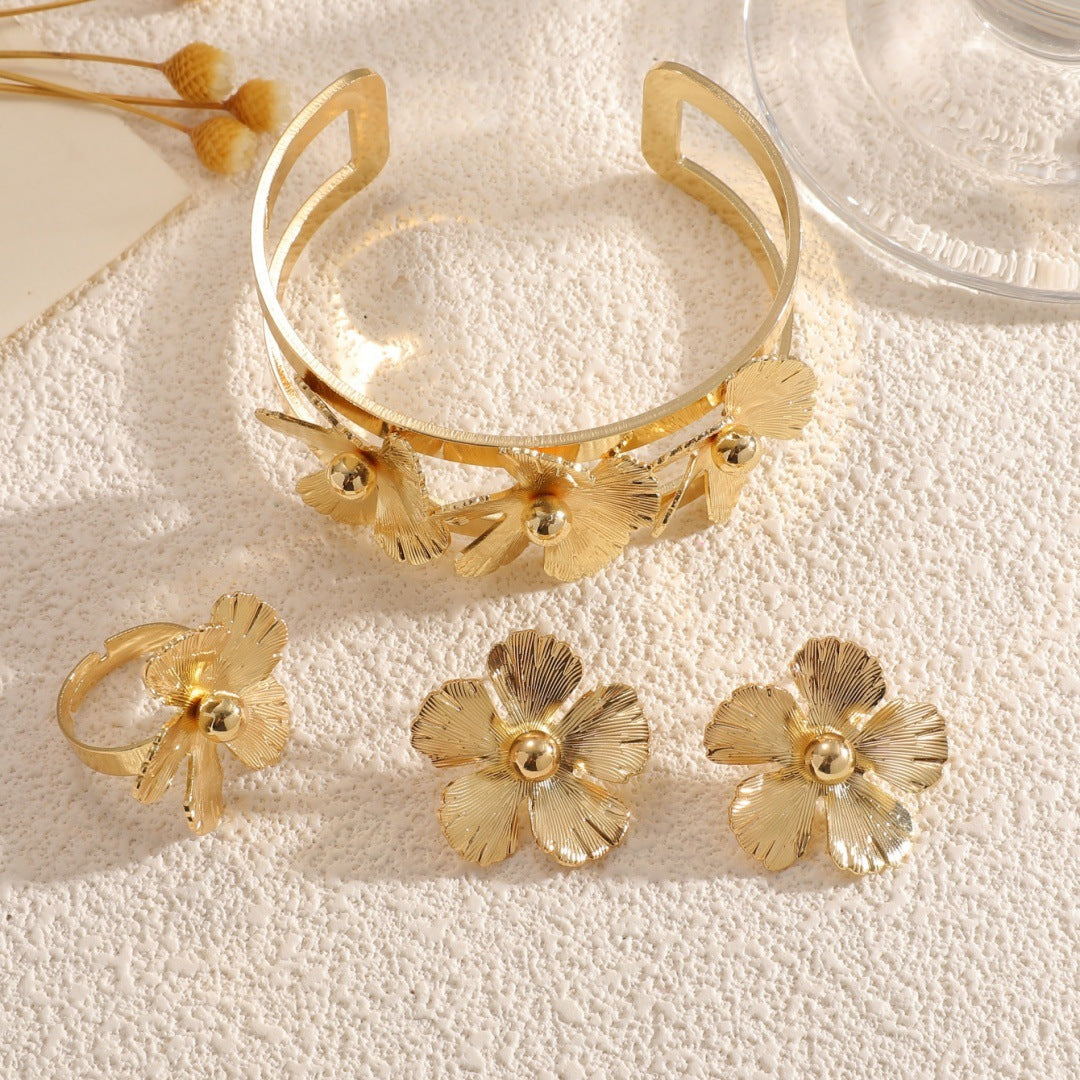 Women's wrist jewelry with floral design and high-quality surface finishing