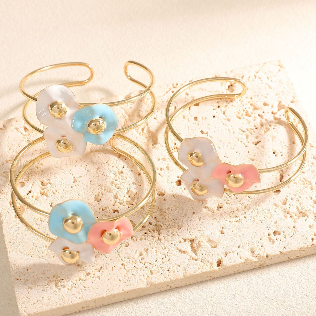Women's bangle with elaborate floral design