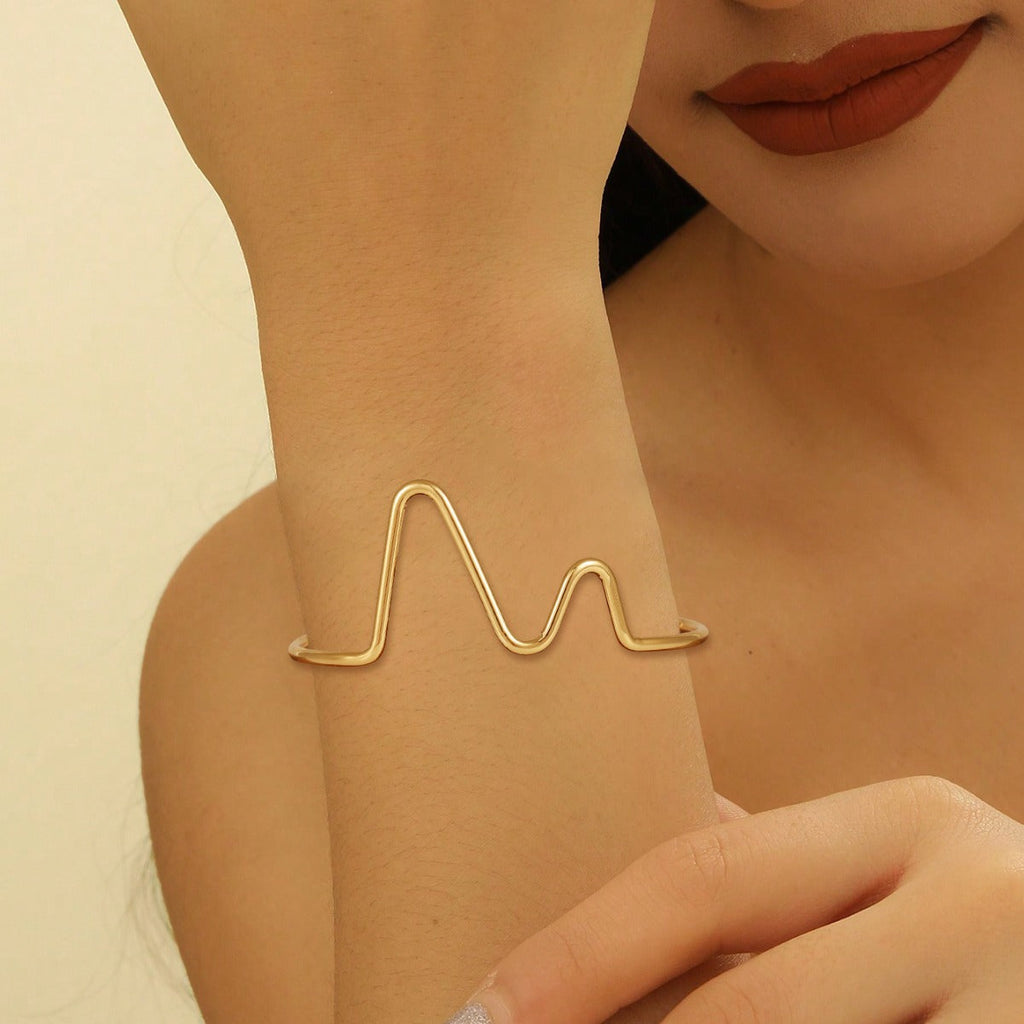 Women's cuff in modern wave pattern