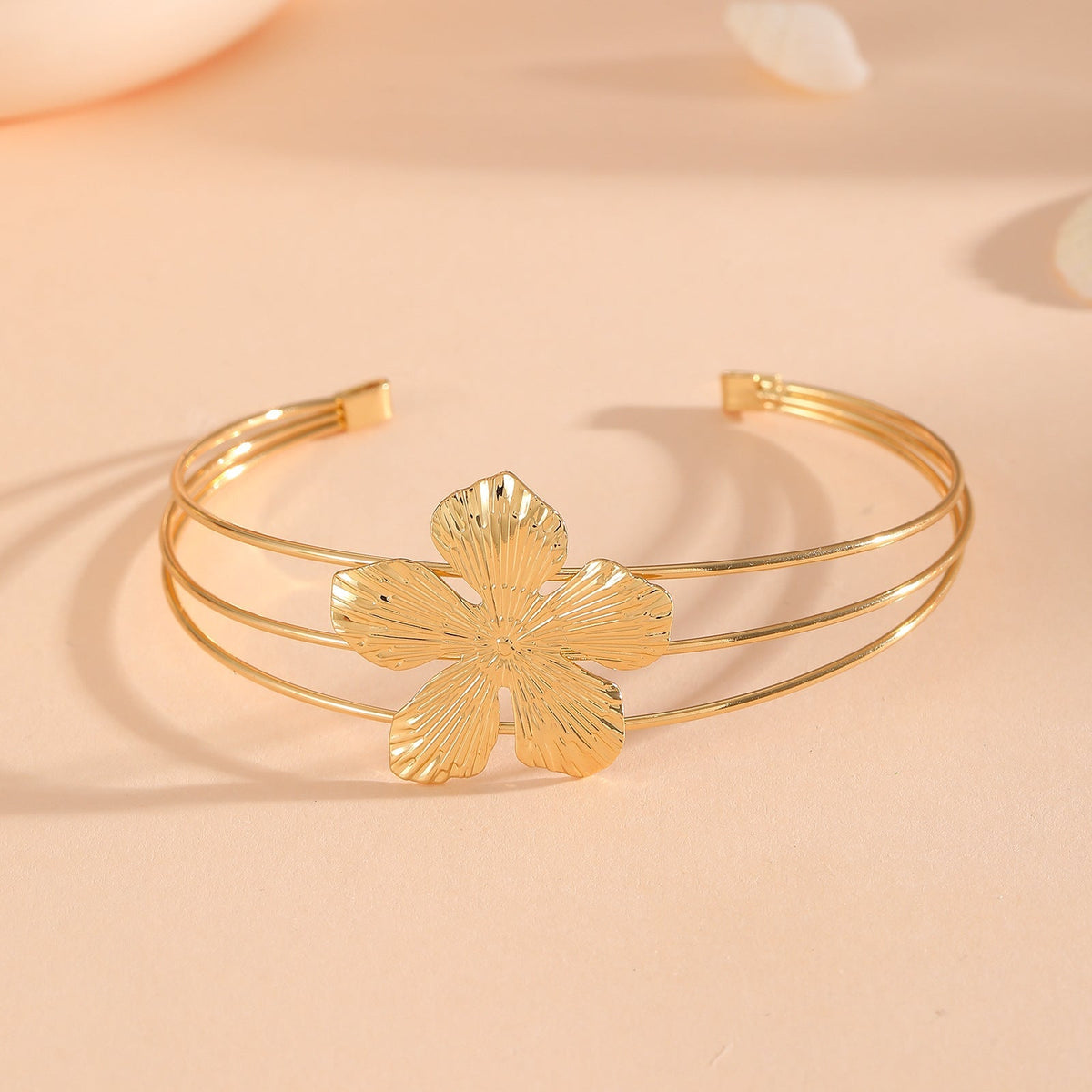 Women's bracelet with intricate bow design