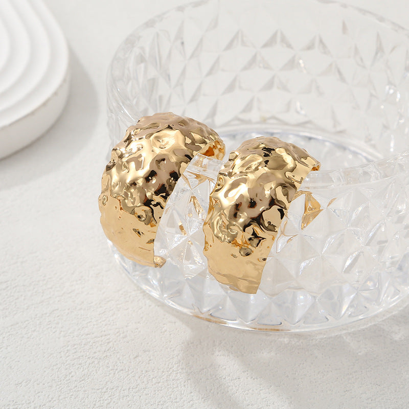 Women's bangles made of high-quality metal with an elegant wave pattern