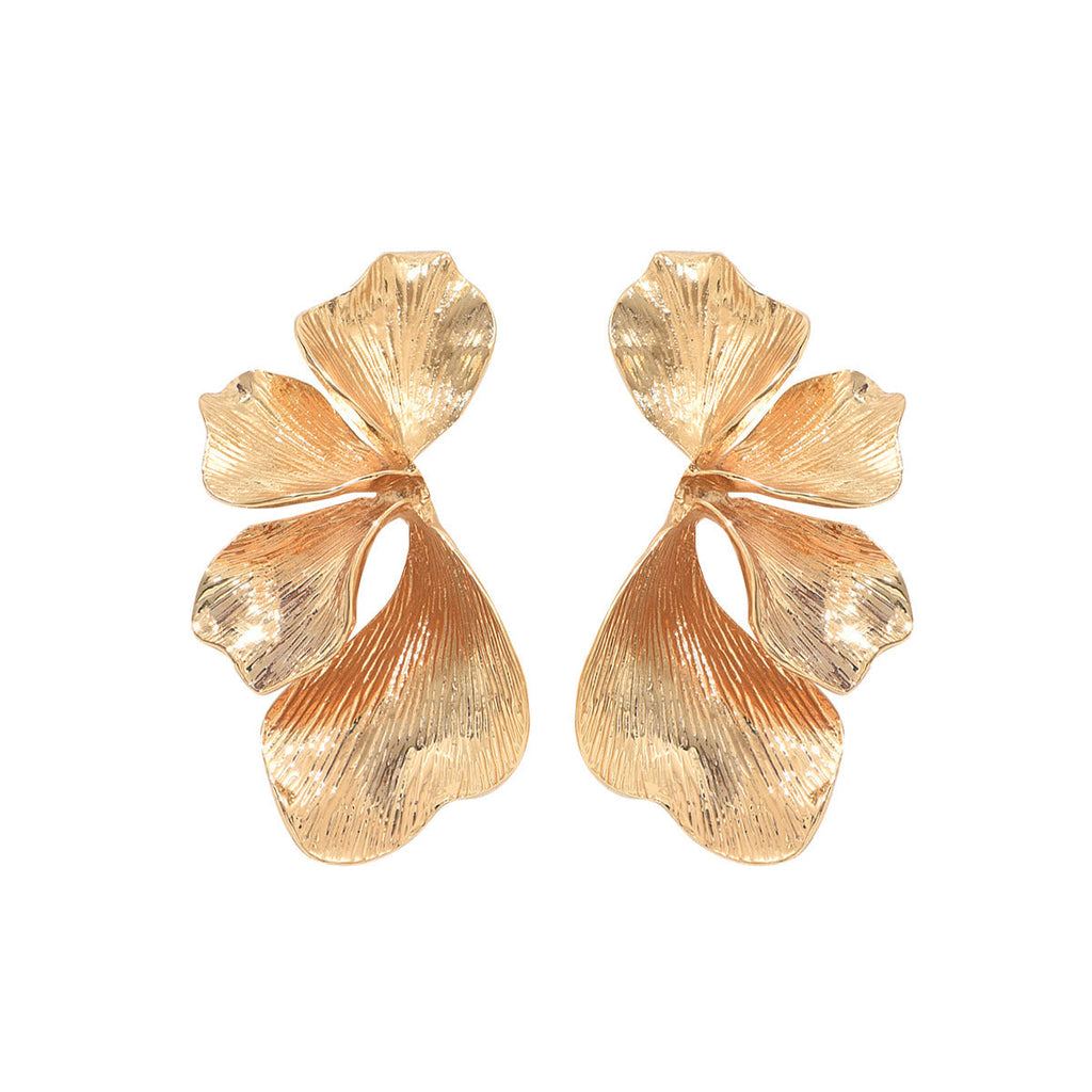 Women's ear clips in an elegant, textured design