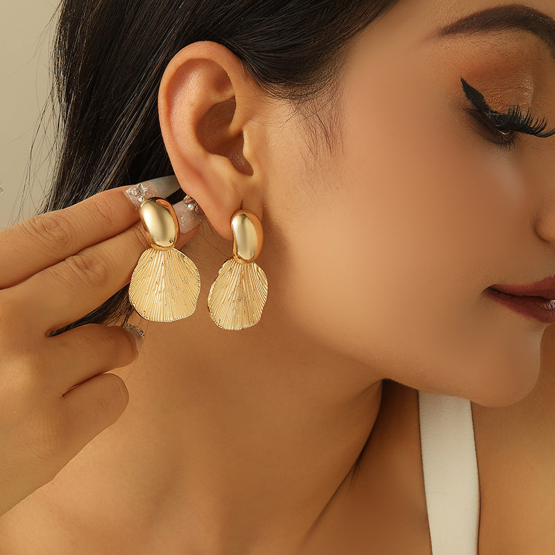 Ladies Hanging Earrings with Luxurious Leaf Design