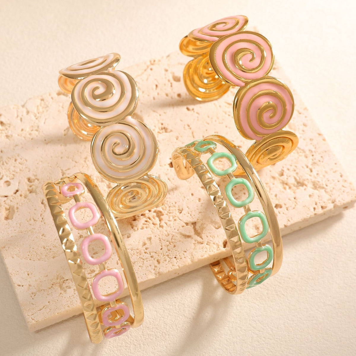 Women's cuff with elegant spiral design