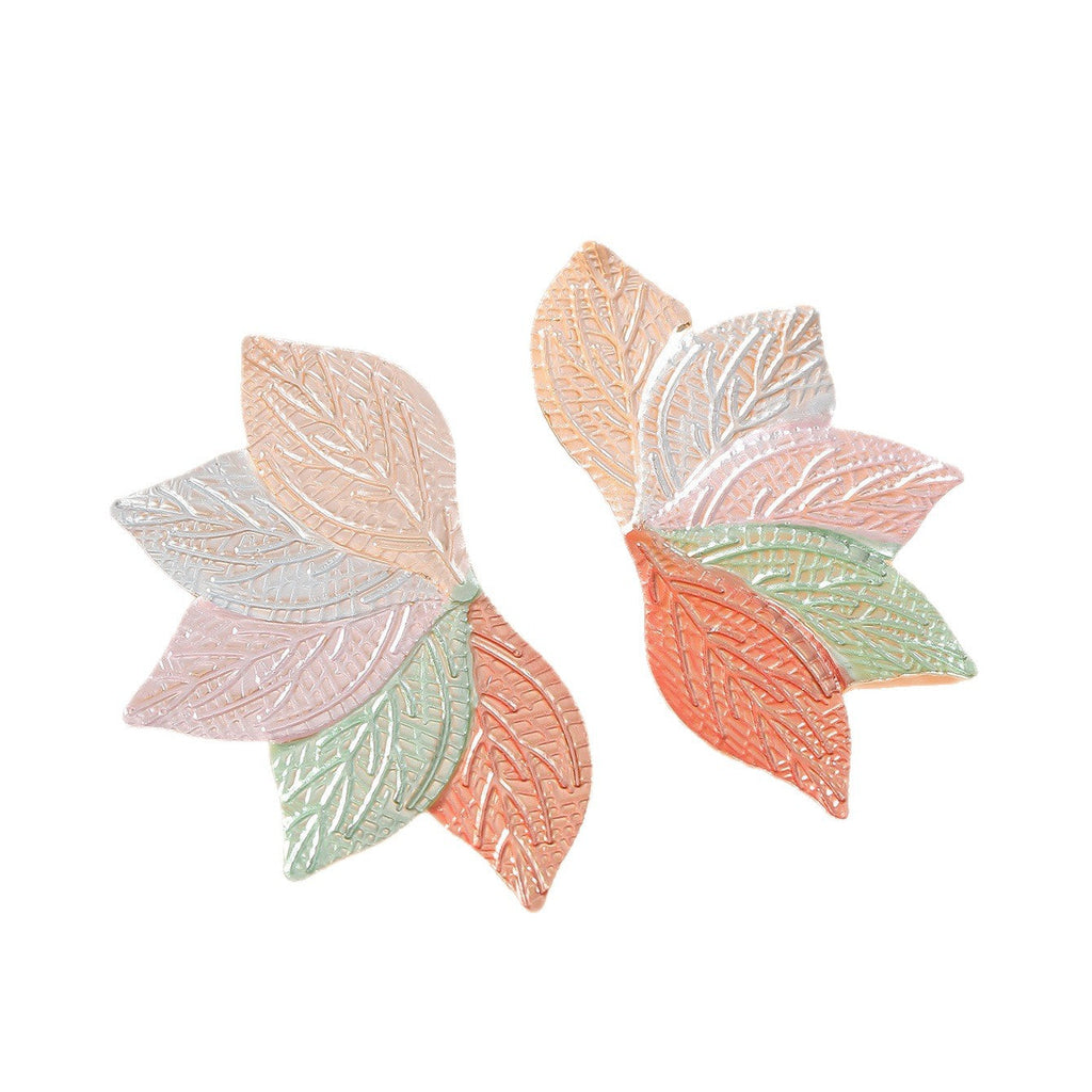 Women’s hair accessory with elaborate leaf design