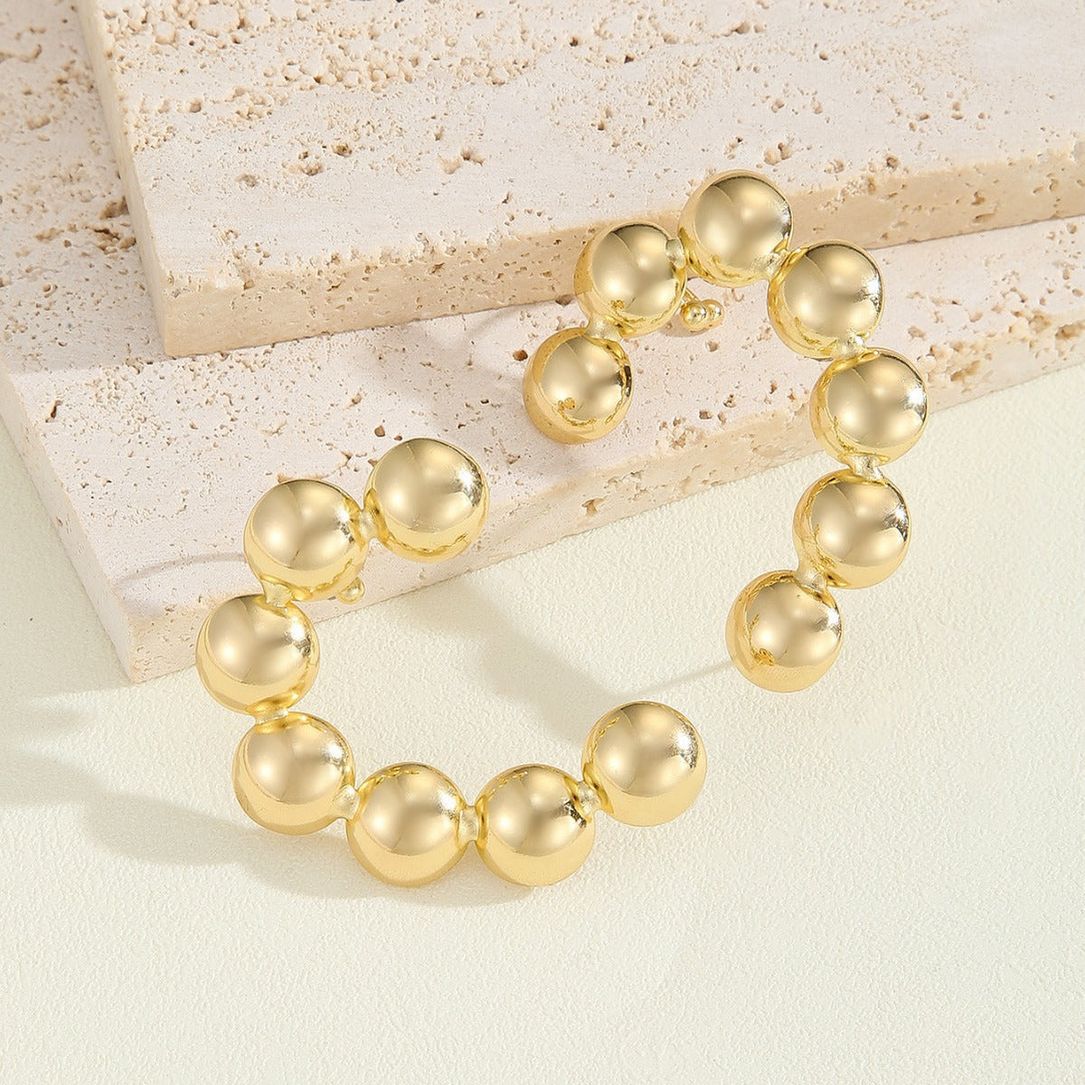 Women's bracelet with structured, golden beads