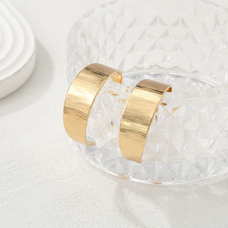 Women's bangles made of high-quality metal with an elegant wave pattern