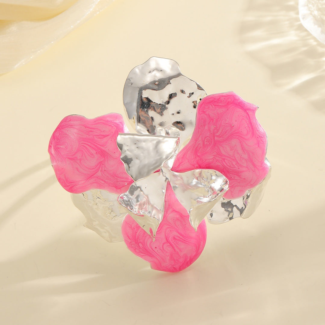 Women's flower-shaped ring made of shiny metal and high-quality epoxy resin