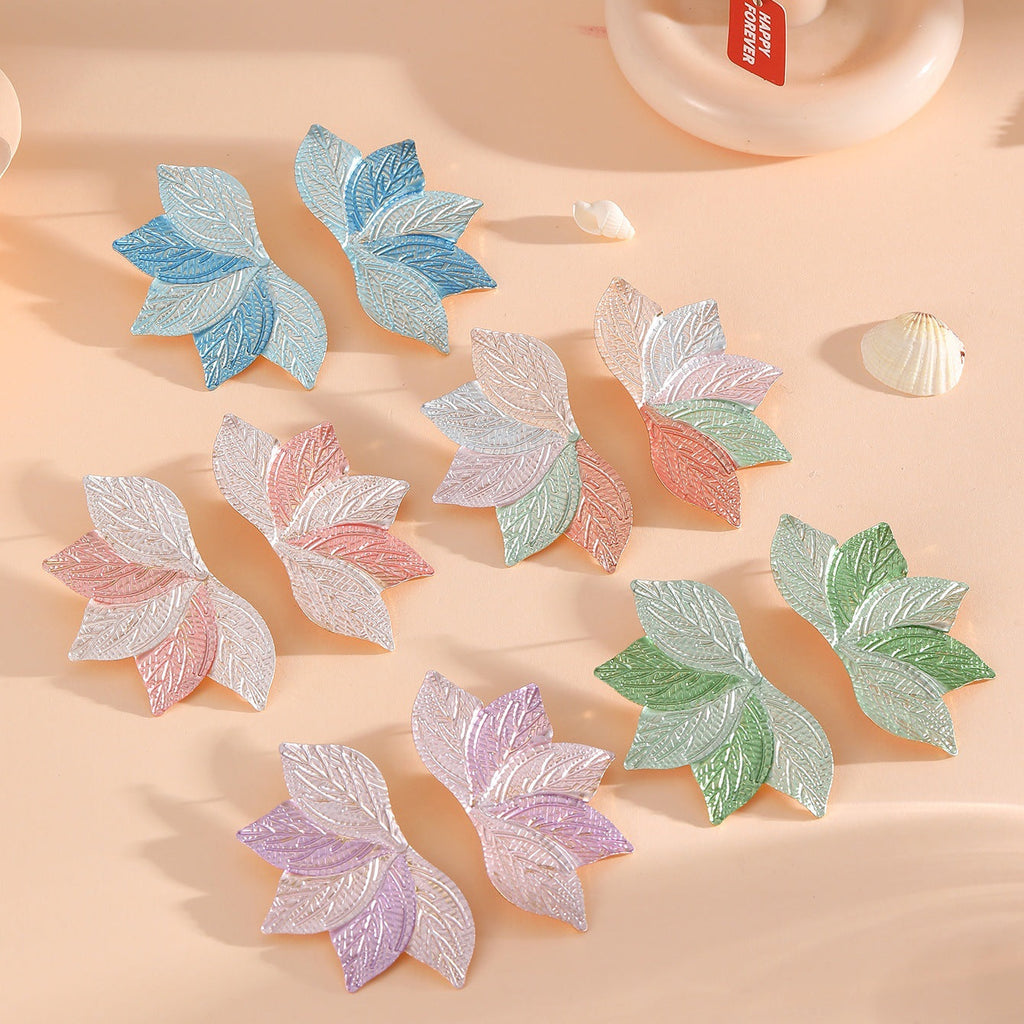 Women’s hair accessory with elaborate leaf design