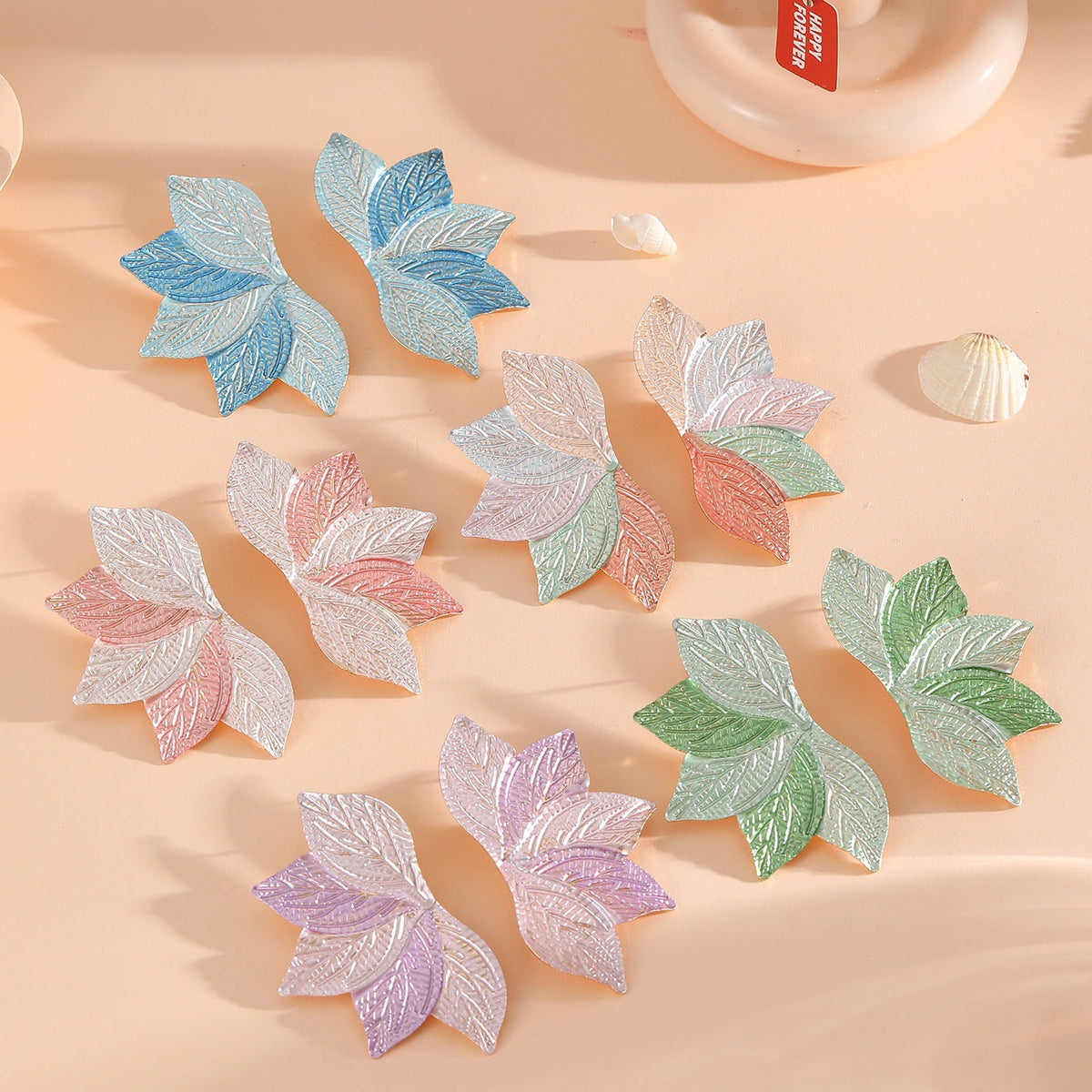 Women’s hair accessory with elaborate leaf design