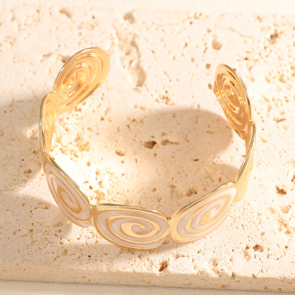 Women's cuff with elegant spiral design