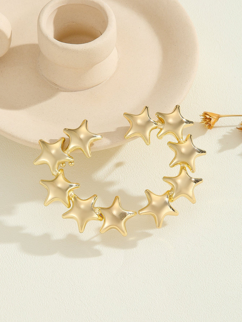 Women's bracelet with structured, golden beads
