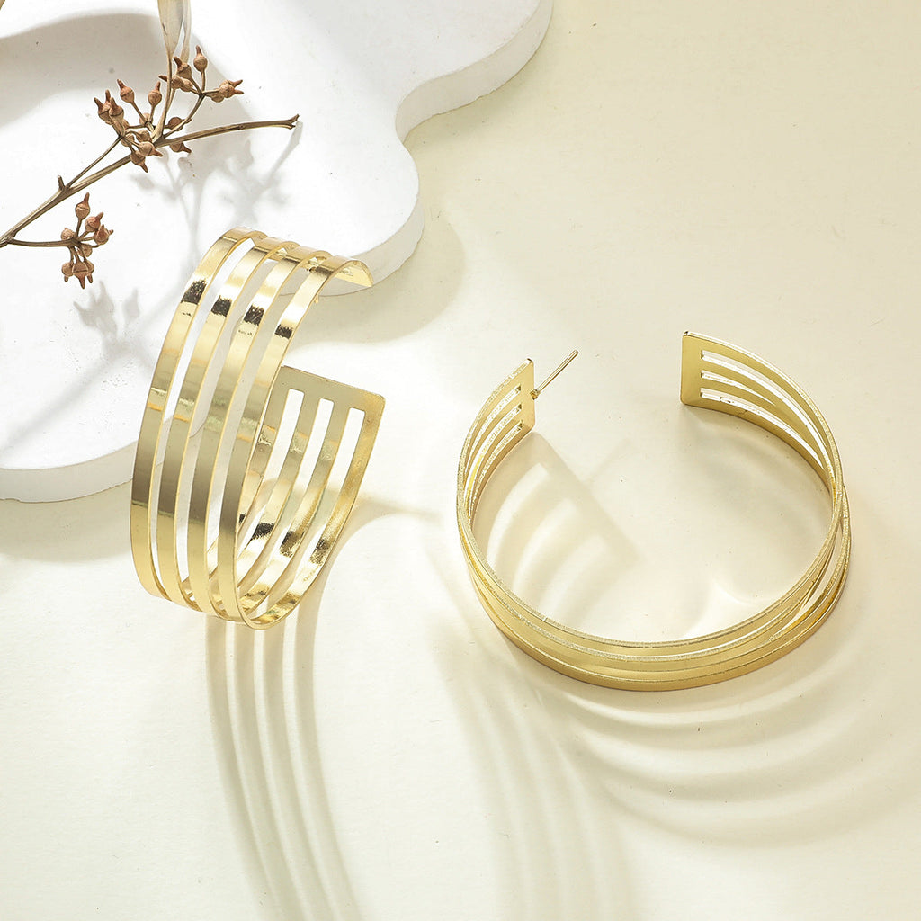 Women's Hanging Earrings in Elegant Wave Pattern