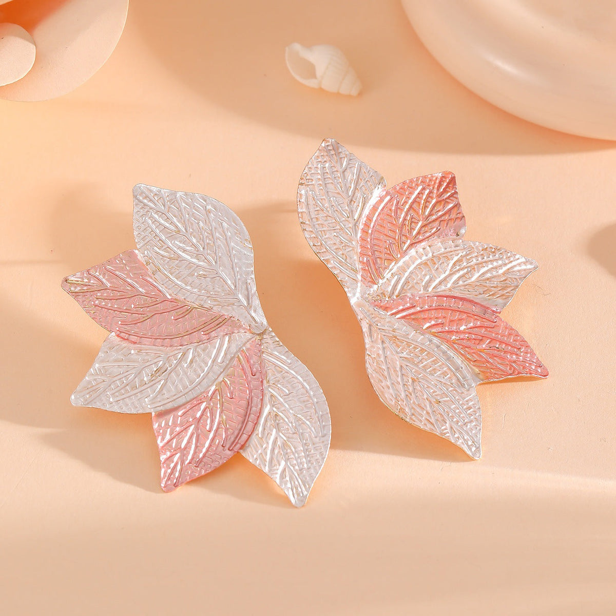 Women’s hair accessory with elaborate leaf design