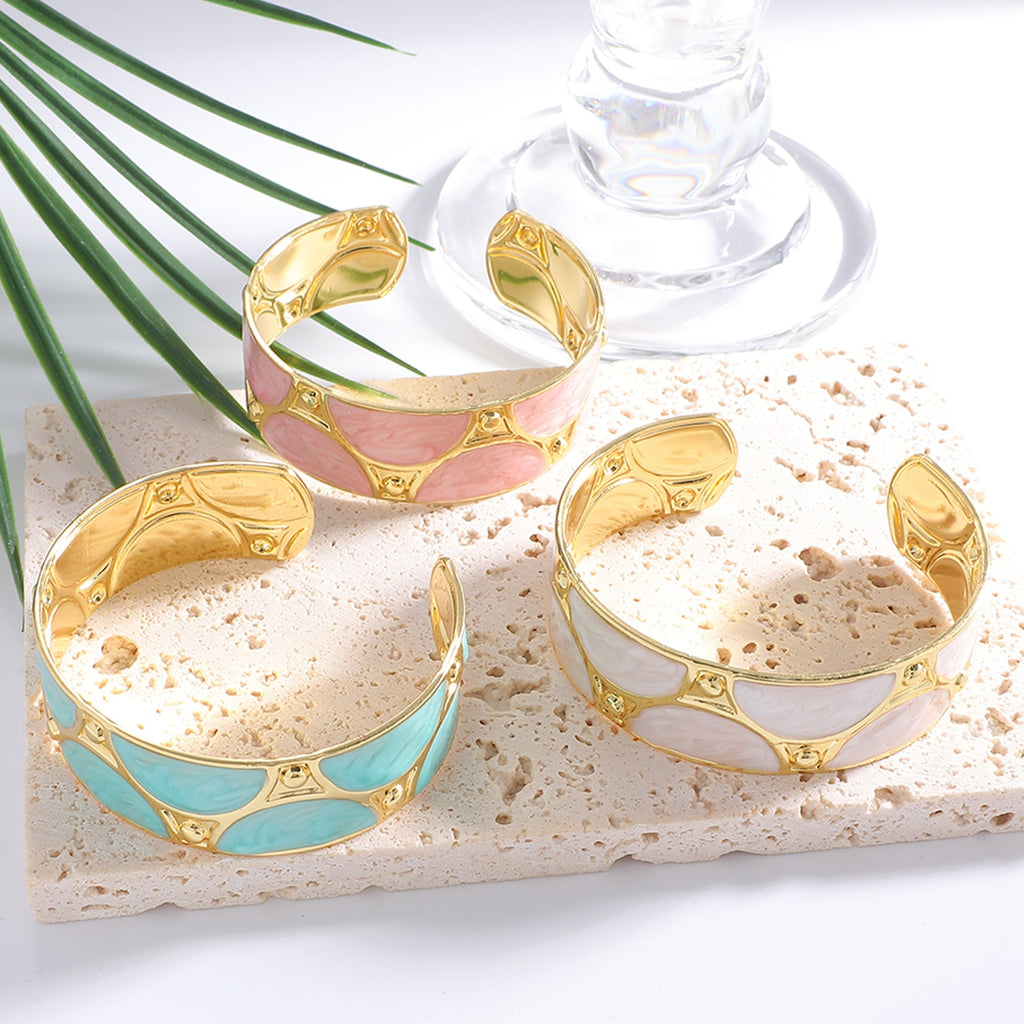 Women's cuff bracelet with artistic design
