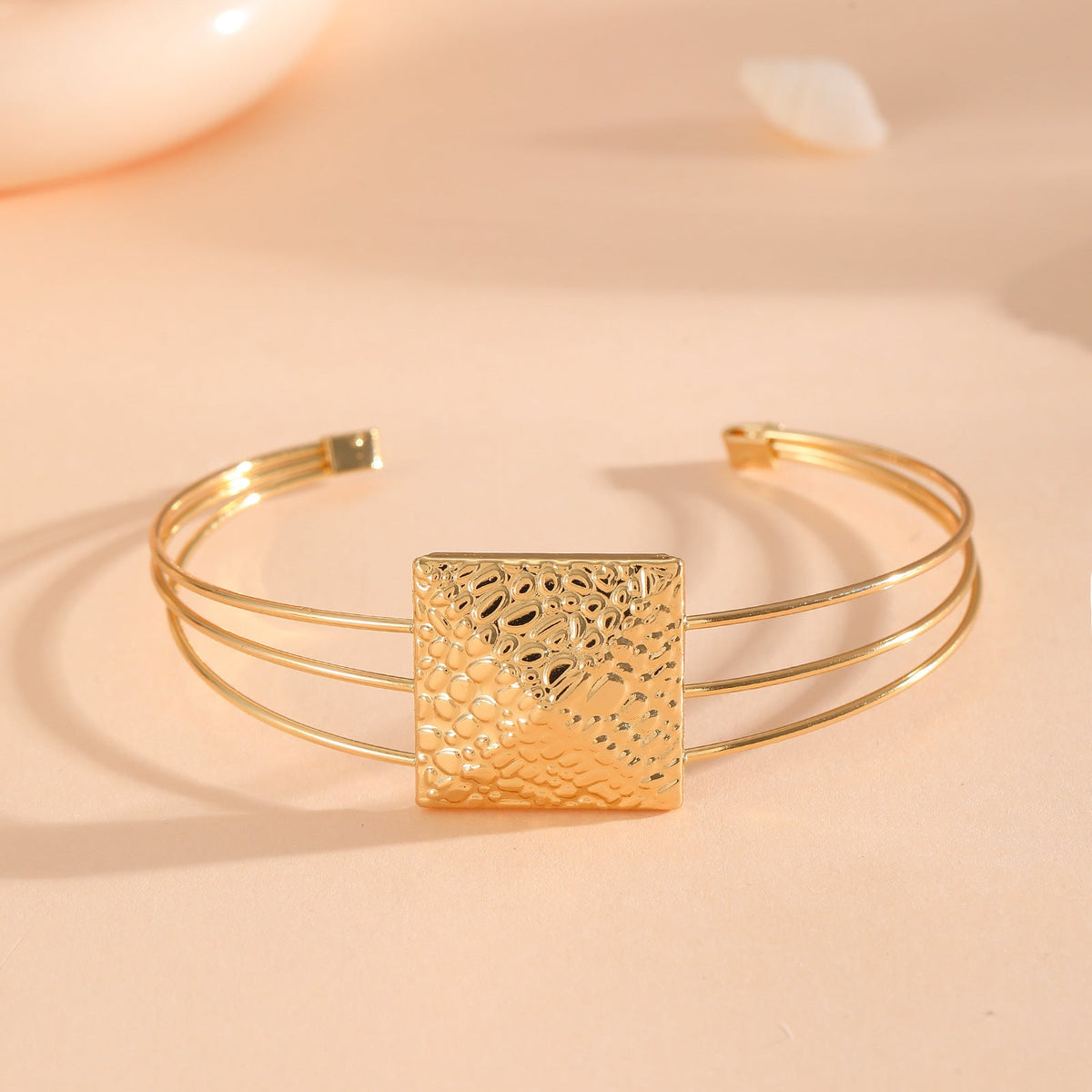 Women's bracelet with intricate bow design