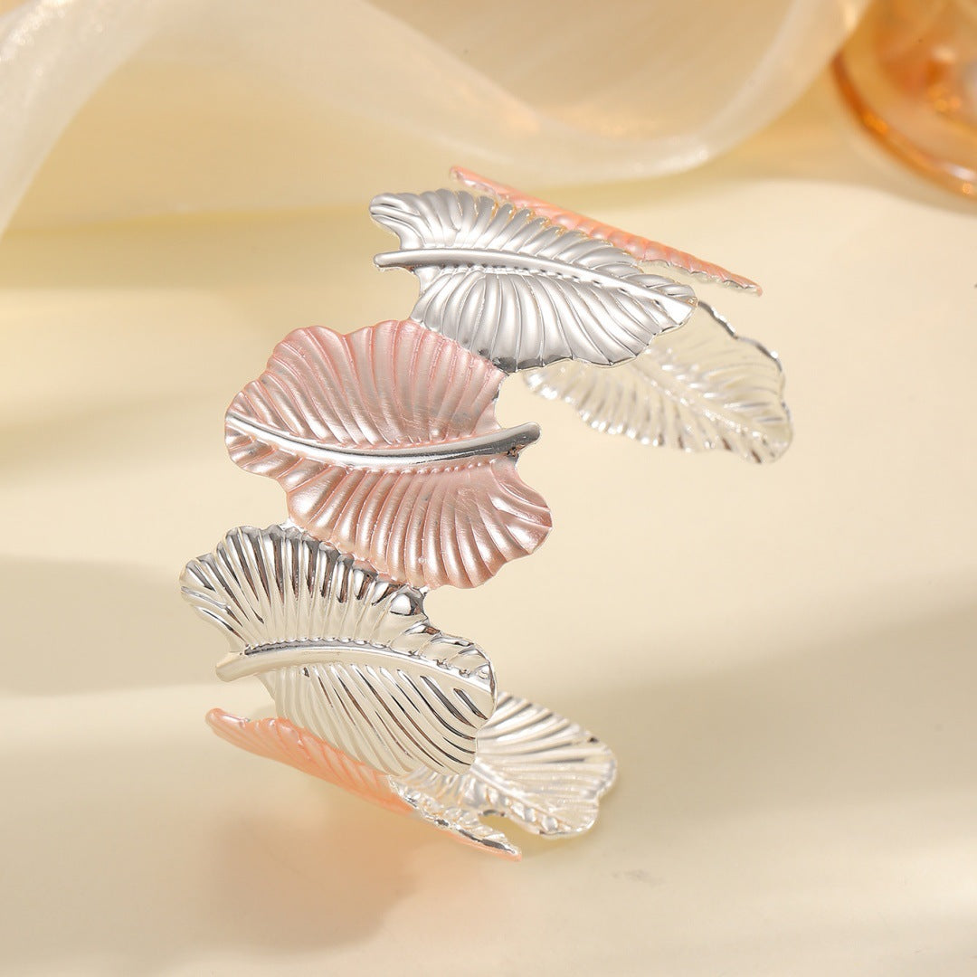 Women’s bracelet with elaborate leaf design