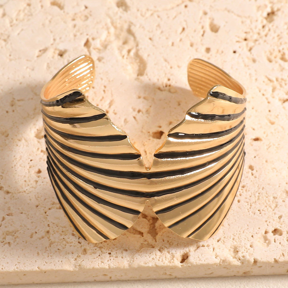 Women's bangle with elegant shell design