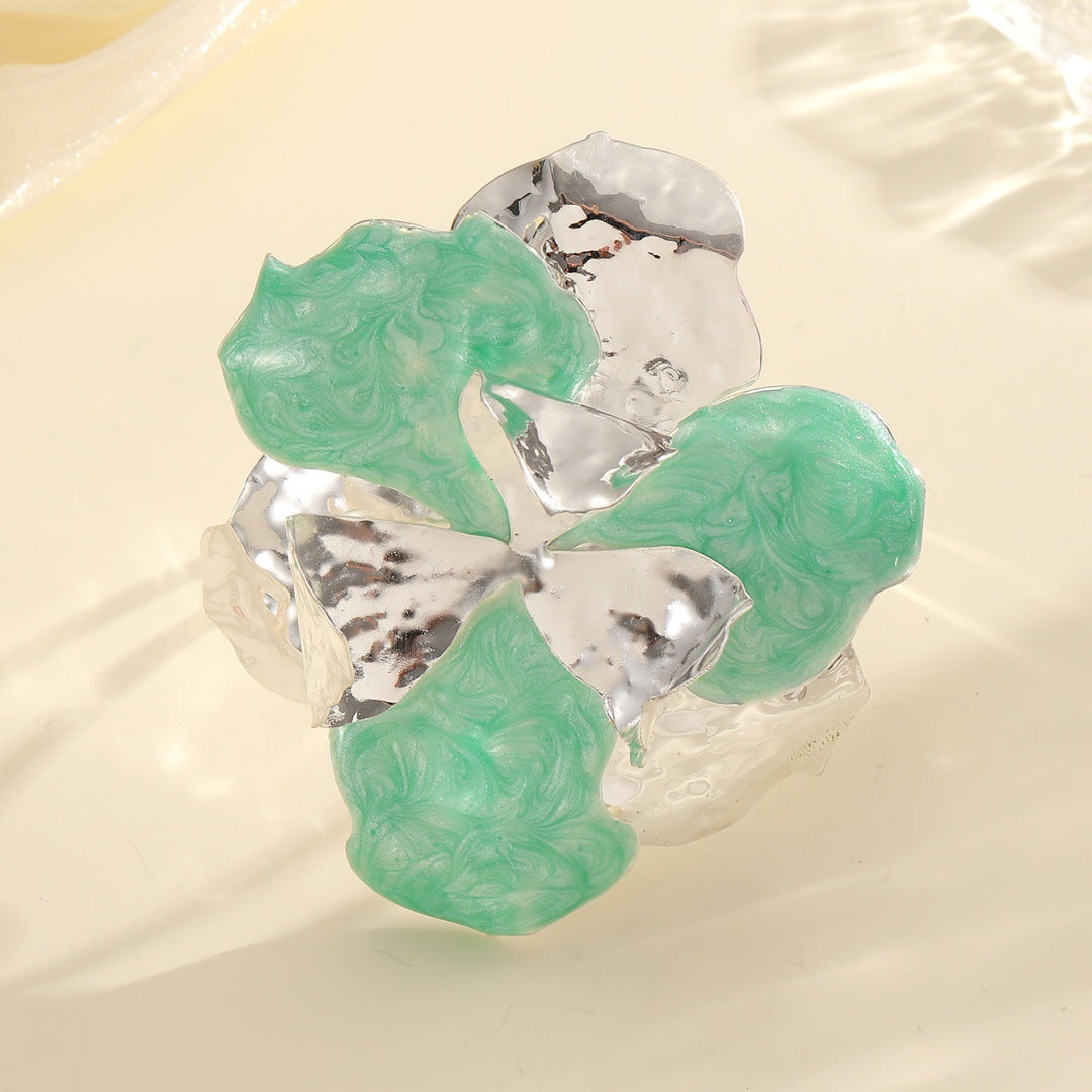 Women's flower-shaped ring made of shiny metal and high-quality epoxy resin
