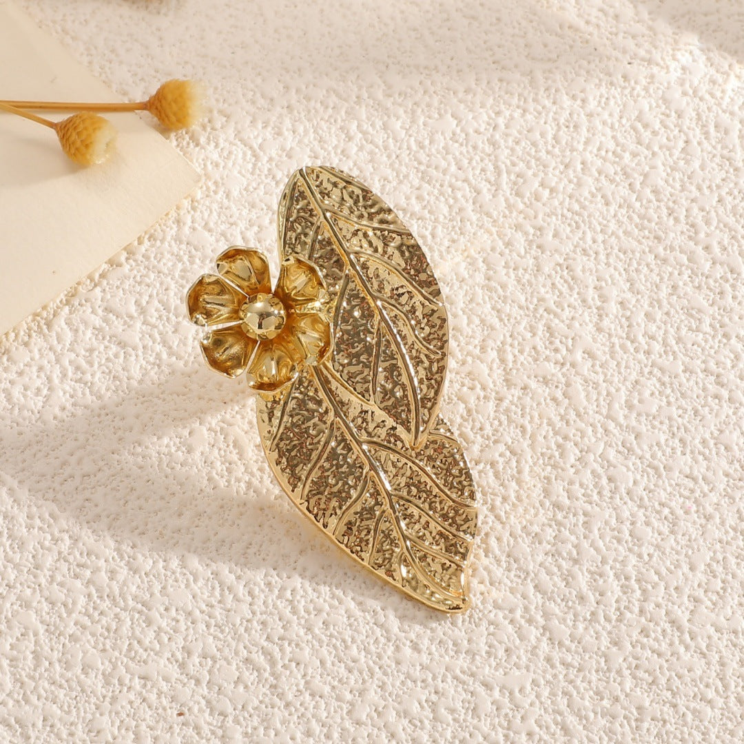 Ladies bangle with elaborate leaf design