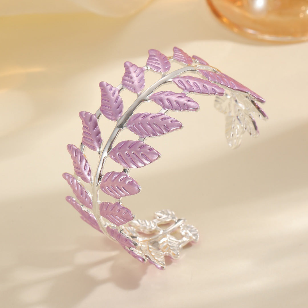 Ladies bracelet in elegant leaf design