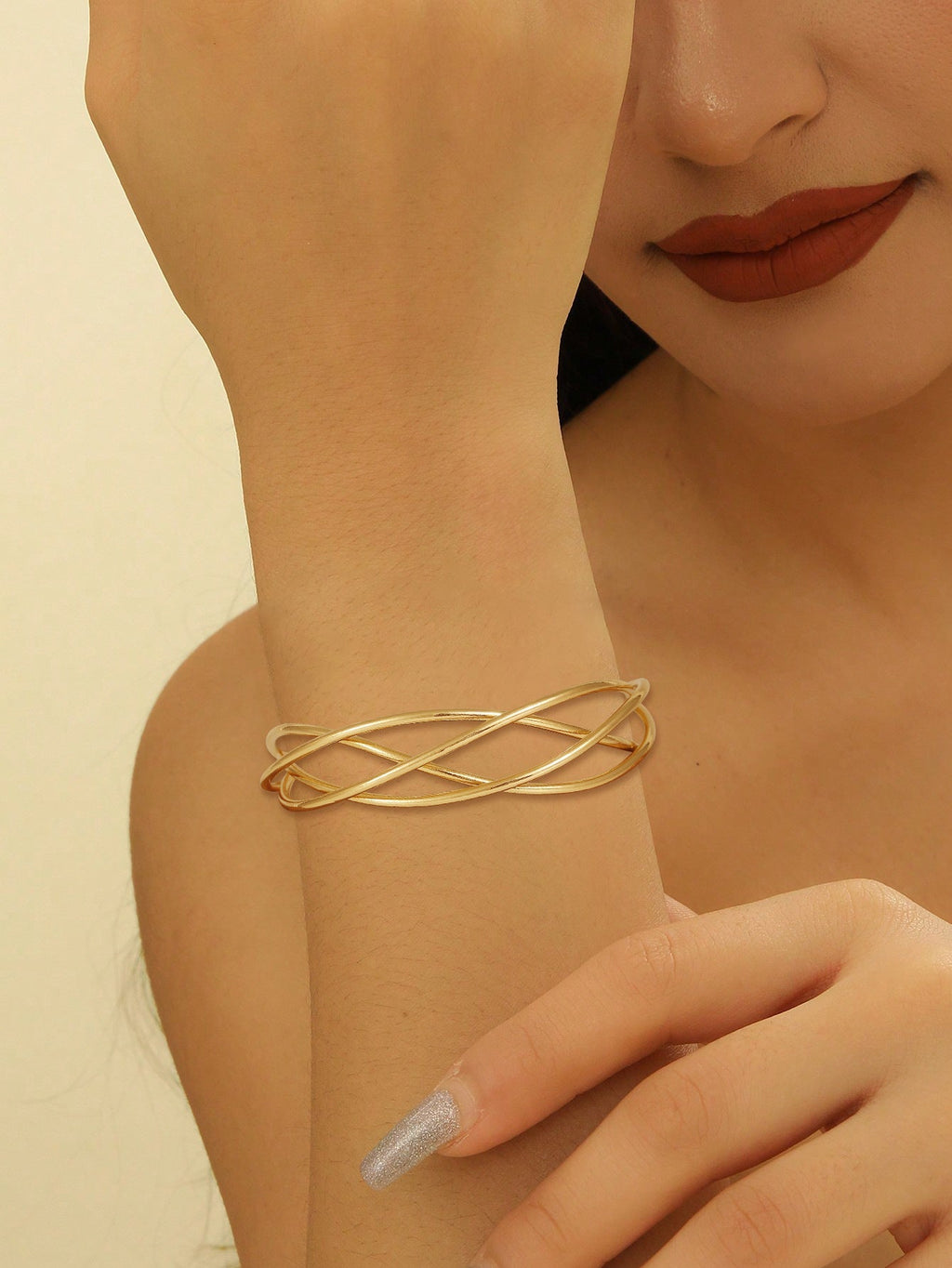 Ladies' bangle with elegant curved design