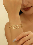 Ladies' bangle with elegant curved design