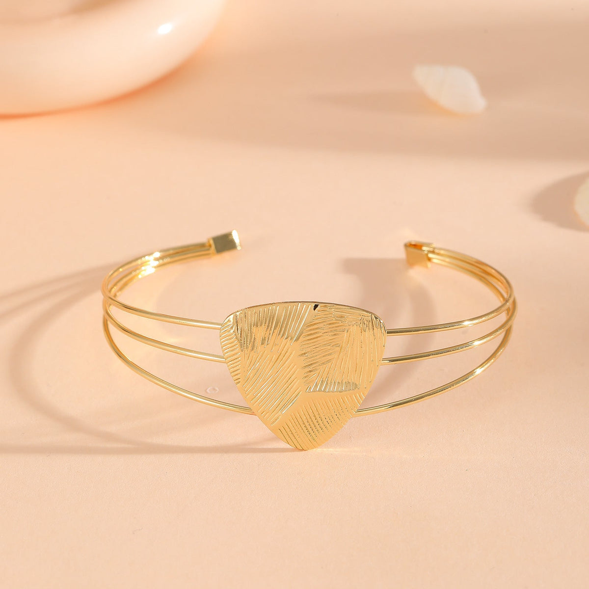 Women's bracelet with intricate bow design