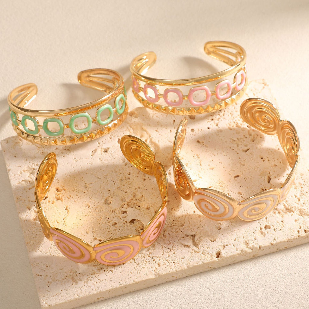 Women's cuff with elegant spiral design