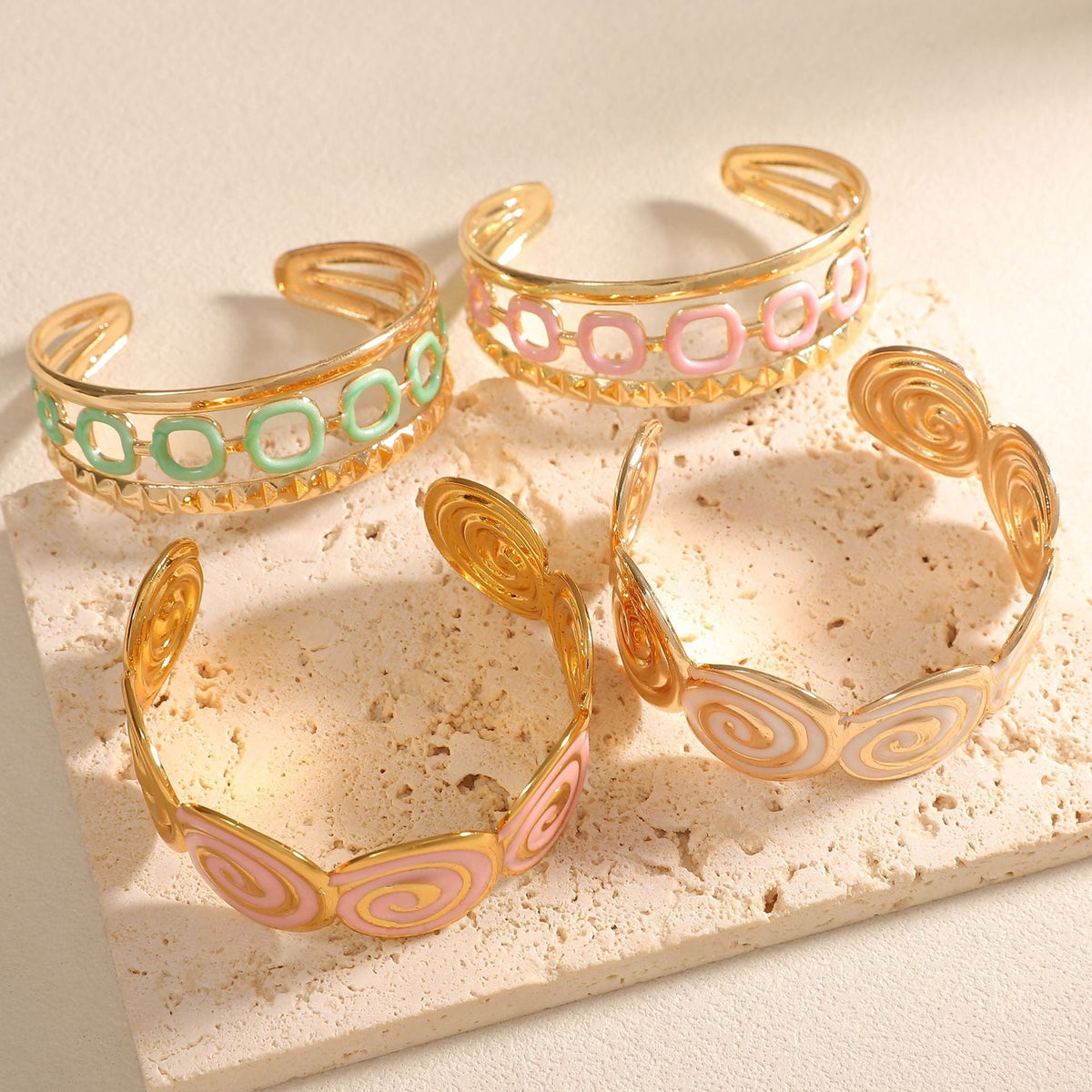 Women's cuff with elegant spiral design