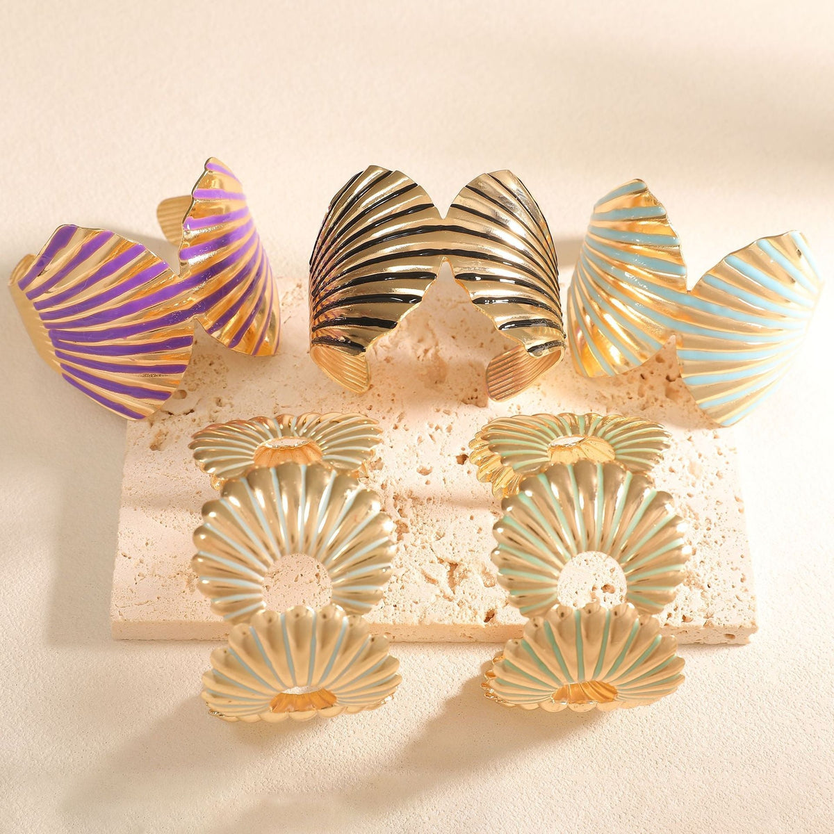 Women's bangle with elegant shell design