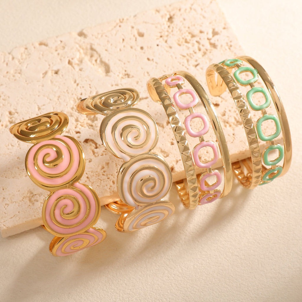 Women's cuff with elegant spiral design