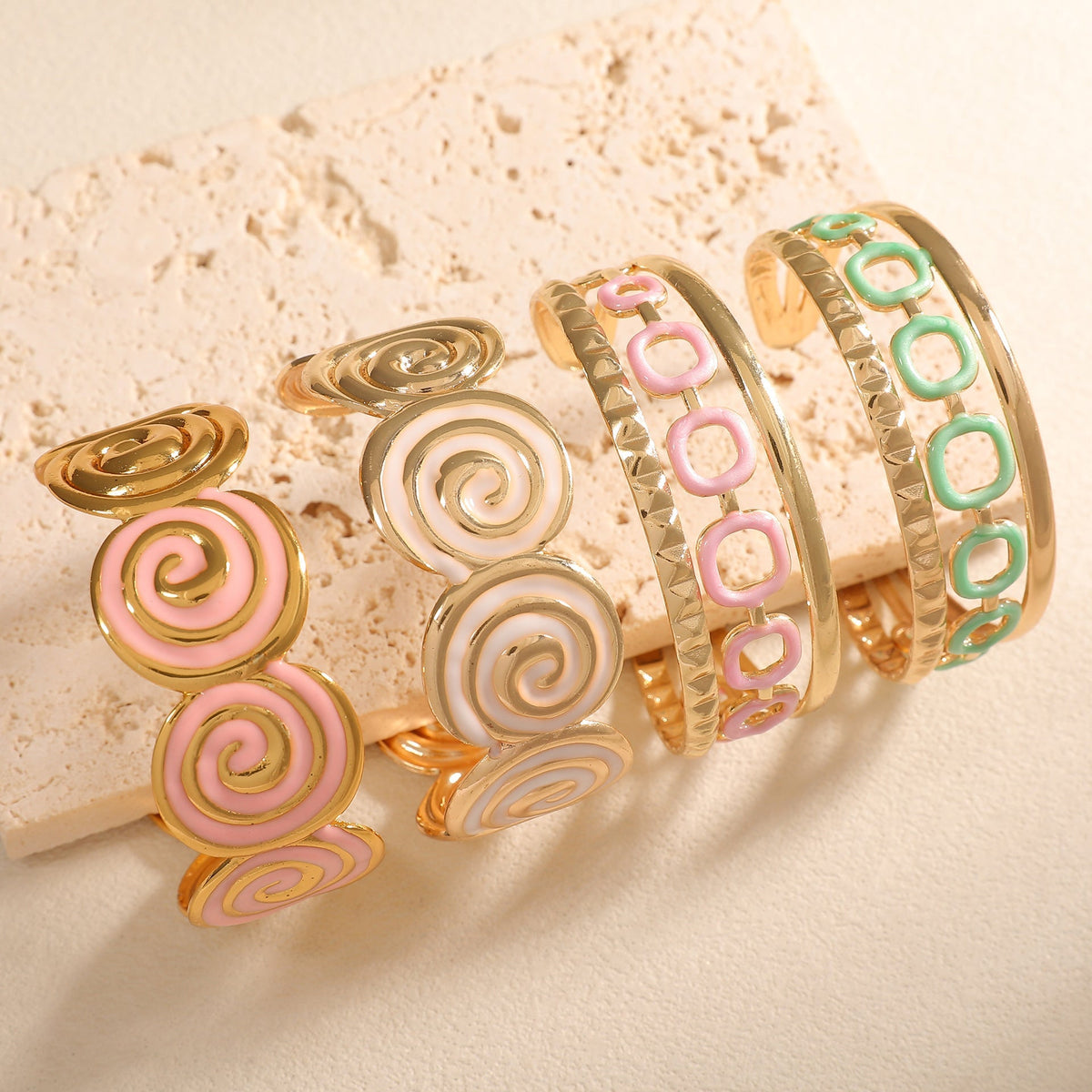 Women's cuff with elegant spiral design