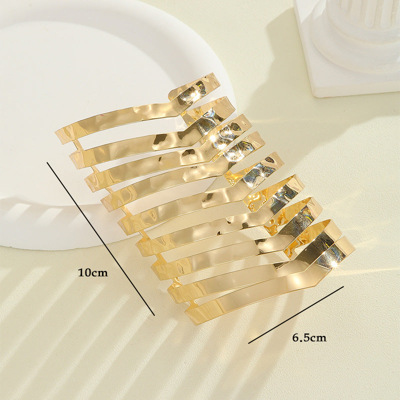 Women's hair accessories with shiny, curved elements