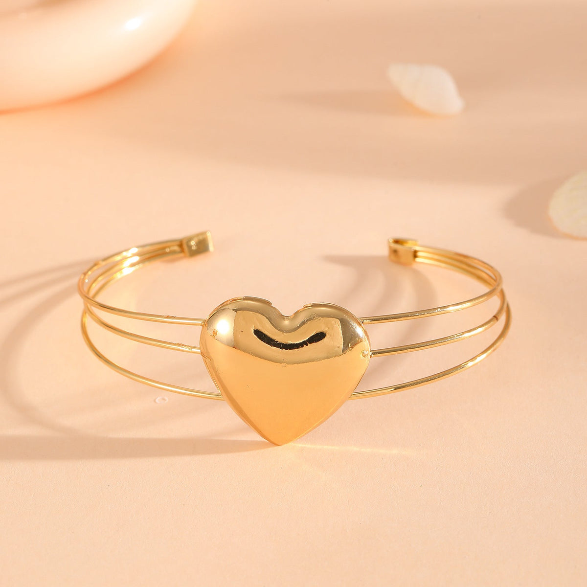 Women's bracelet with intricate bow design