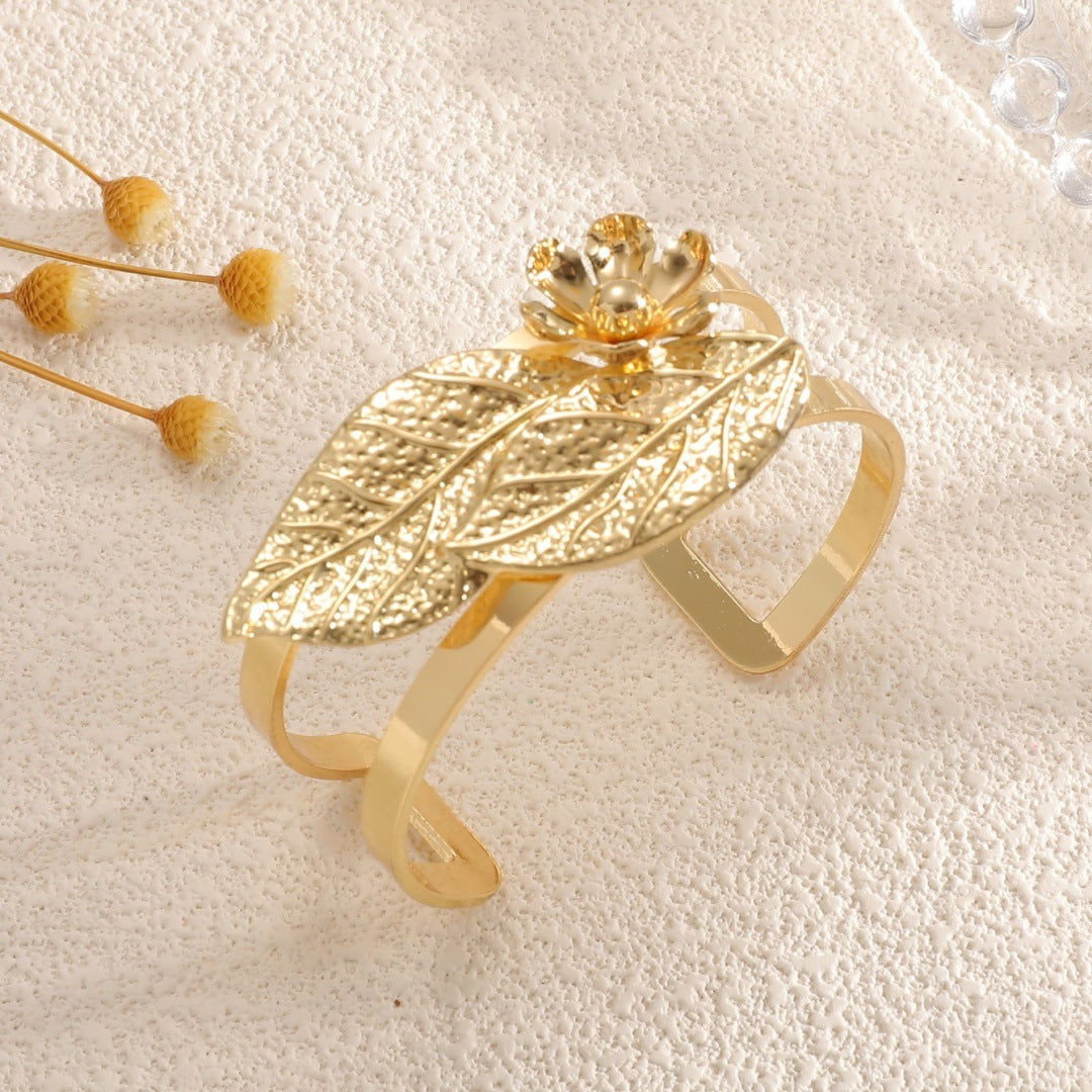 Ladies bangle with elaborate leaf design