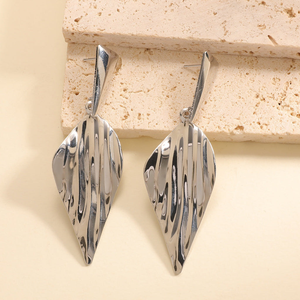 Women's Hanging Earrings in Stylish Leaf Design