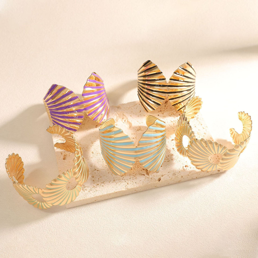 Women's bangle with elegant shell design
