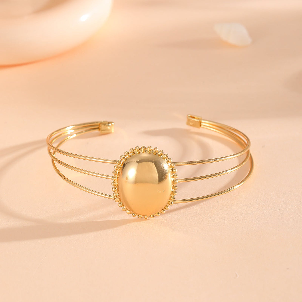 Women's bracelet with intricate bow design