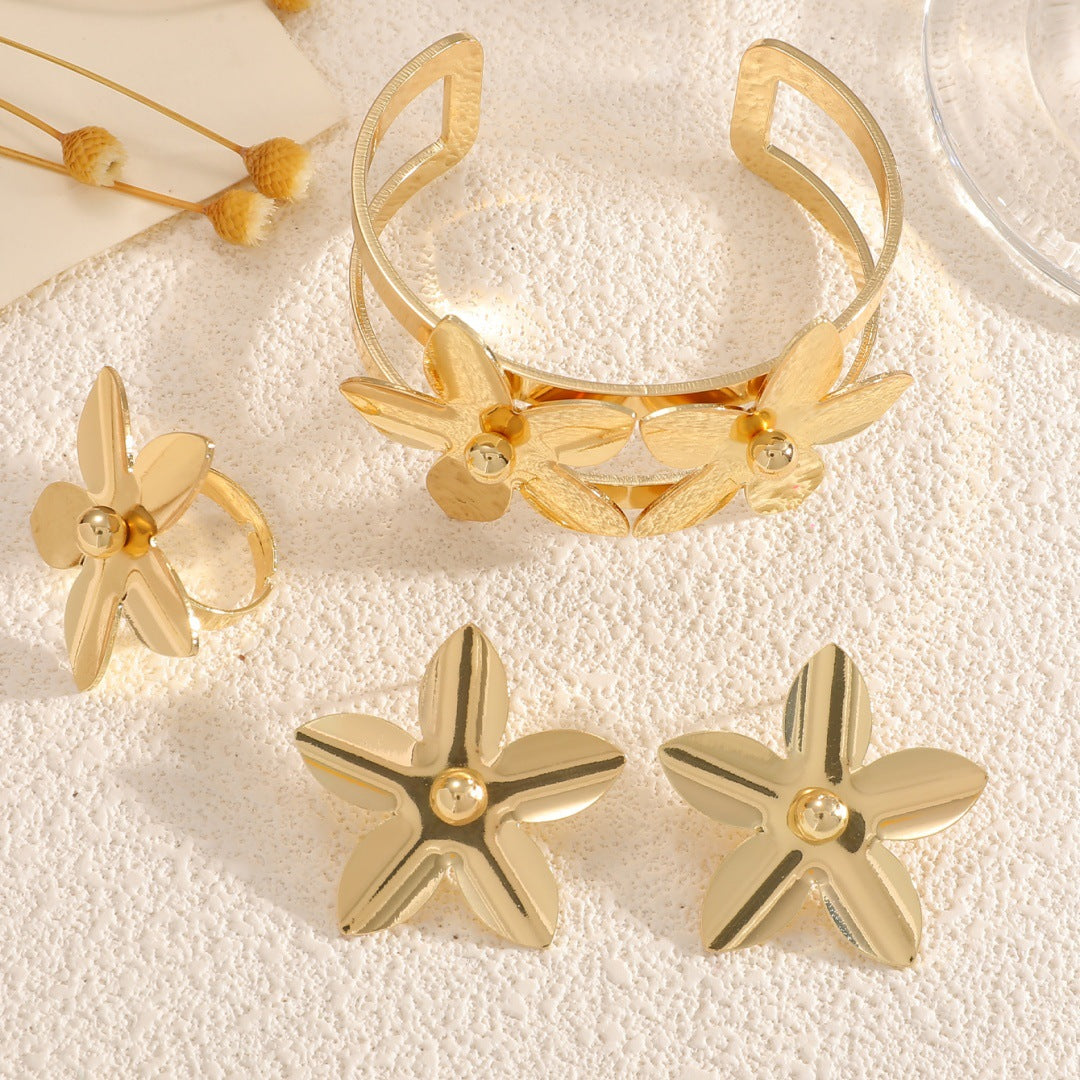 Women's cuff bracelet with floral design