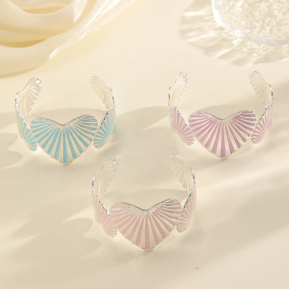 Women's bracelet with artistic shell motif