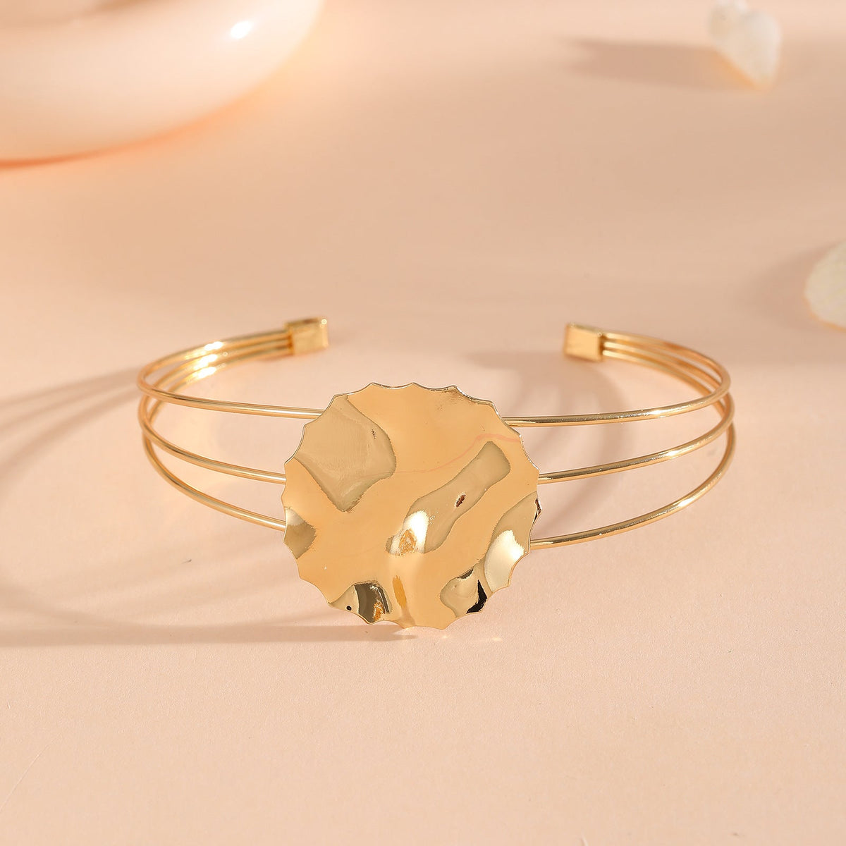 Women's bracelet with intricate bow design