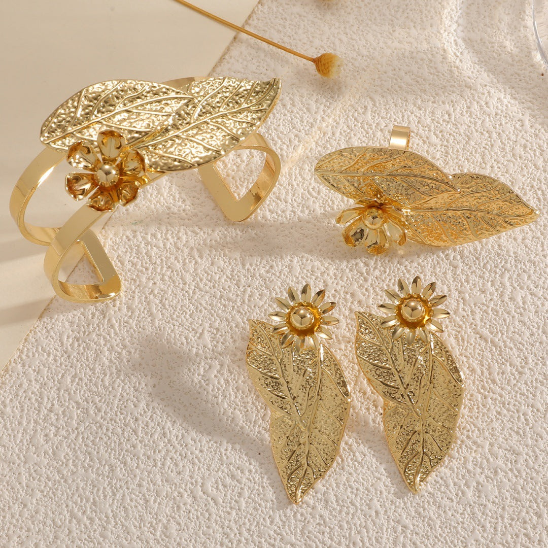 Ladies bangle with elaborate leaf design